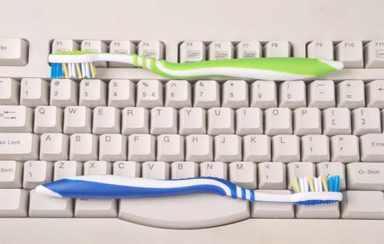 cleaning a keyboard