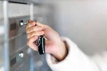 Steps to replace the mailbox lock with hairpins